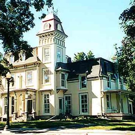 Absolute 1000 Islands Monthly Suites Gananoque Exterior foto